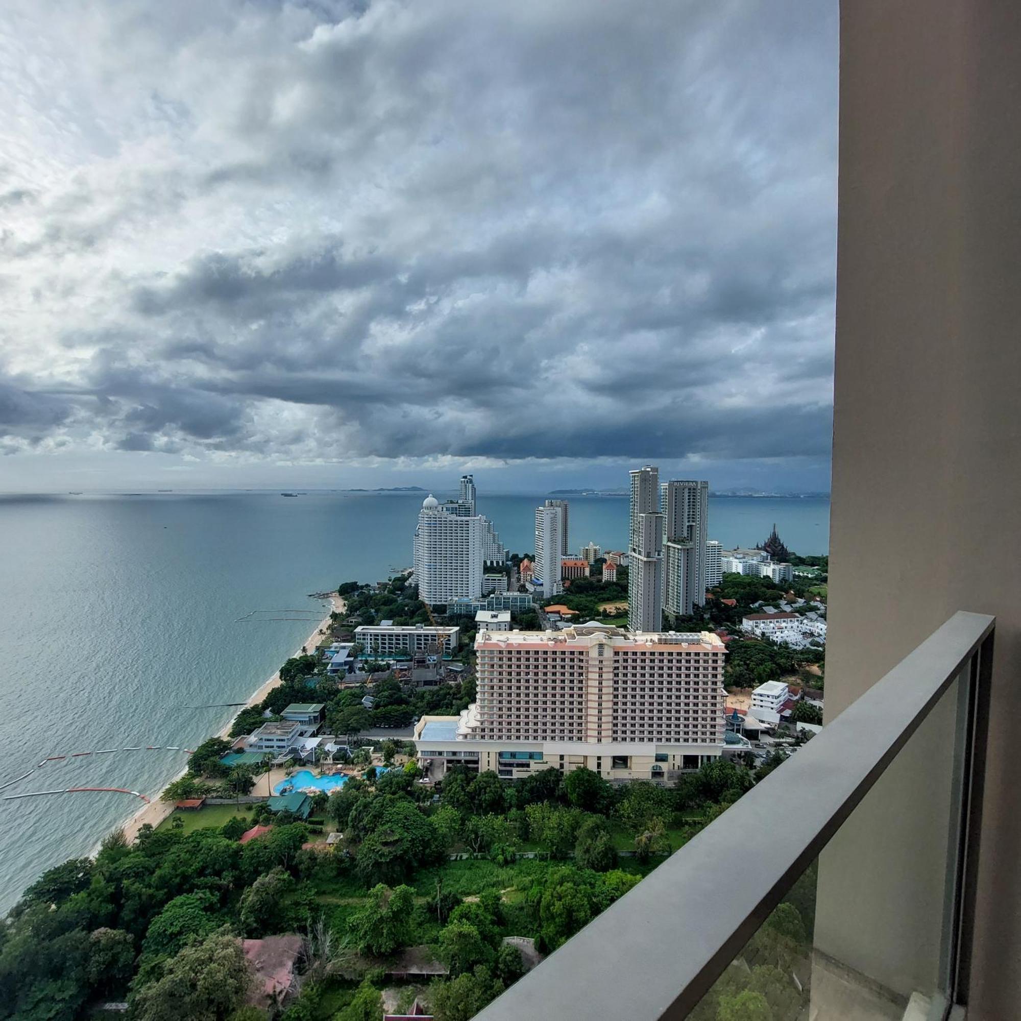 Sea View Apartment In Pattaya Bagian luar foto