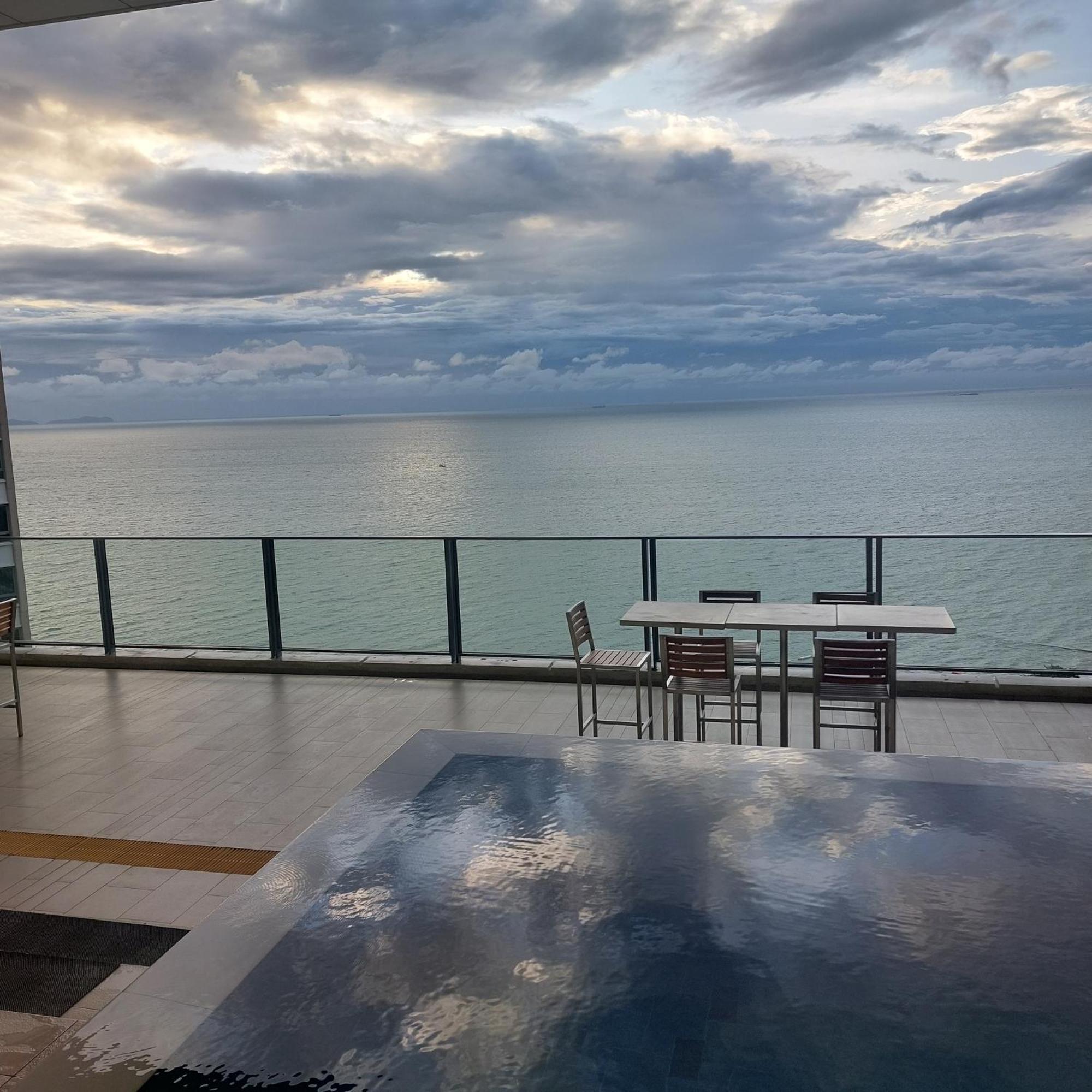Sea View Apartment In Pattaya Bagian luar foto