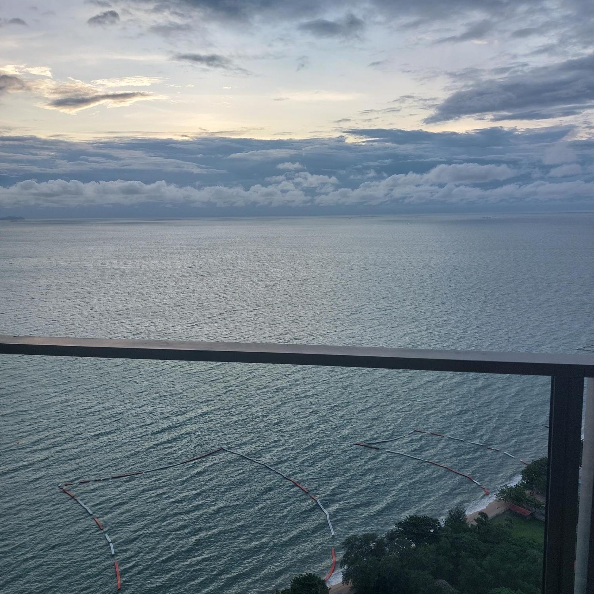 Sea View Apartment In Pattaya Bagian luar foto